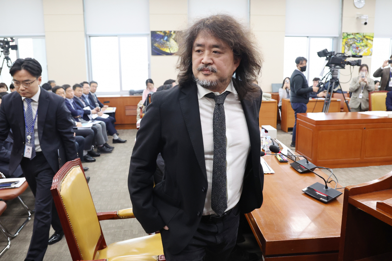 Kim Ou-joon, a broadcaster, appears at a meeting of the National Assembly broadcasting committee on Dec. 13. (Yonhap)