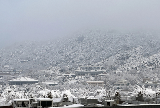 Bugaksan, situated in the north of Seoul, is blanketed in snow on Thursday, as the capital city saw more than 40 centimeters of accumulated snow from Nov. 27 to Nov. 28 (Yonhap)