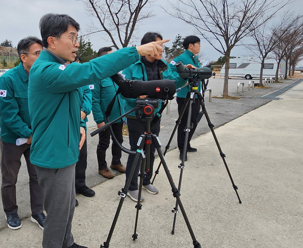 Environment Minister Kim Wan-seop (front) inspects a river estuary in North Jeolla Province to review preventive measures against bird flu on Wednesday in this photo provided by the ministry. (Yonhap)