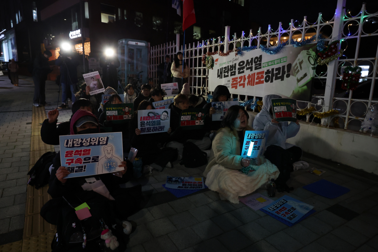 A local youth group holds a protest calling for President Yoon Suk Yeol's arrest in front of the presidential office in Yongsan-gu, Seoul on Wednesday. (Yonhap)