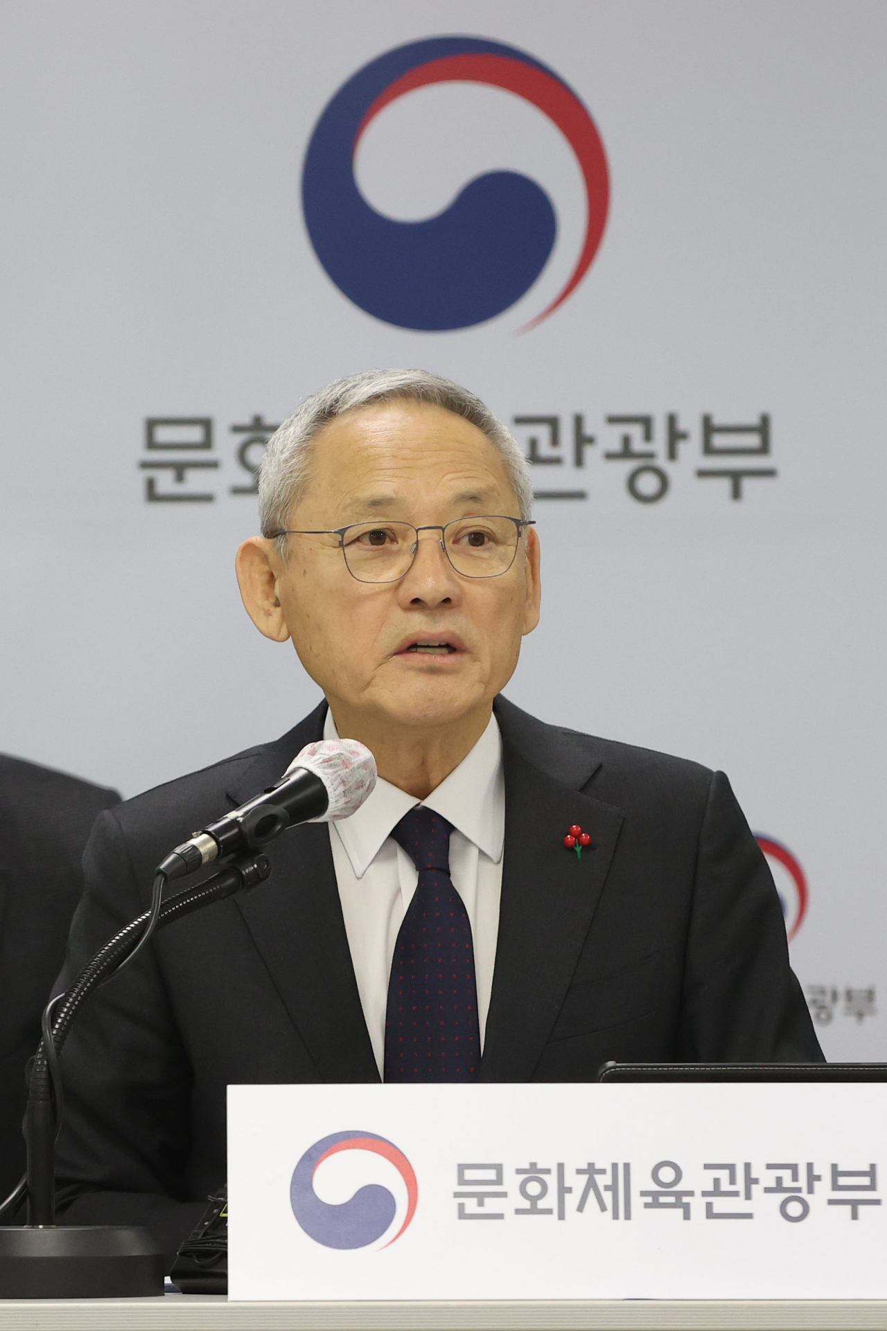 Minister of Culture, Sports and Tourism Yu In-chon speaks during the ministry's regular briefing held at the National Museum of Modern and Contemporary Art in Seoul on Wednesday. (Yonhap)