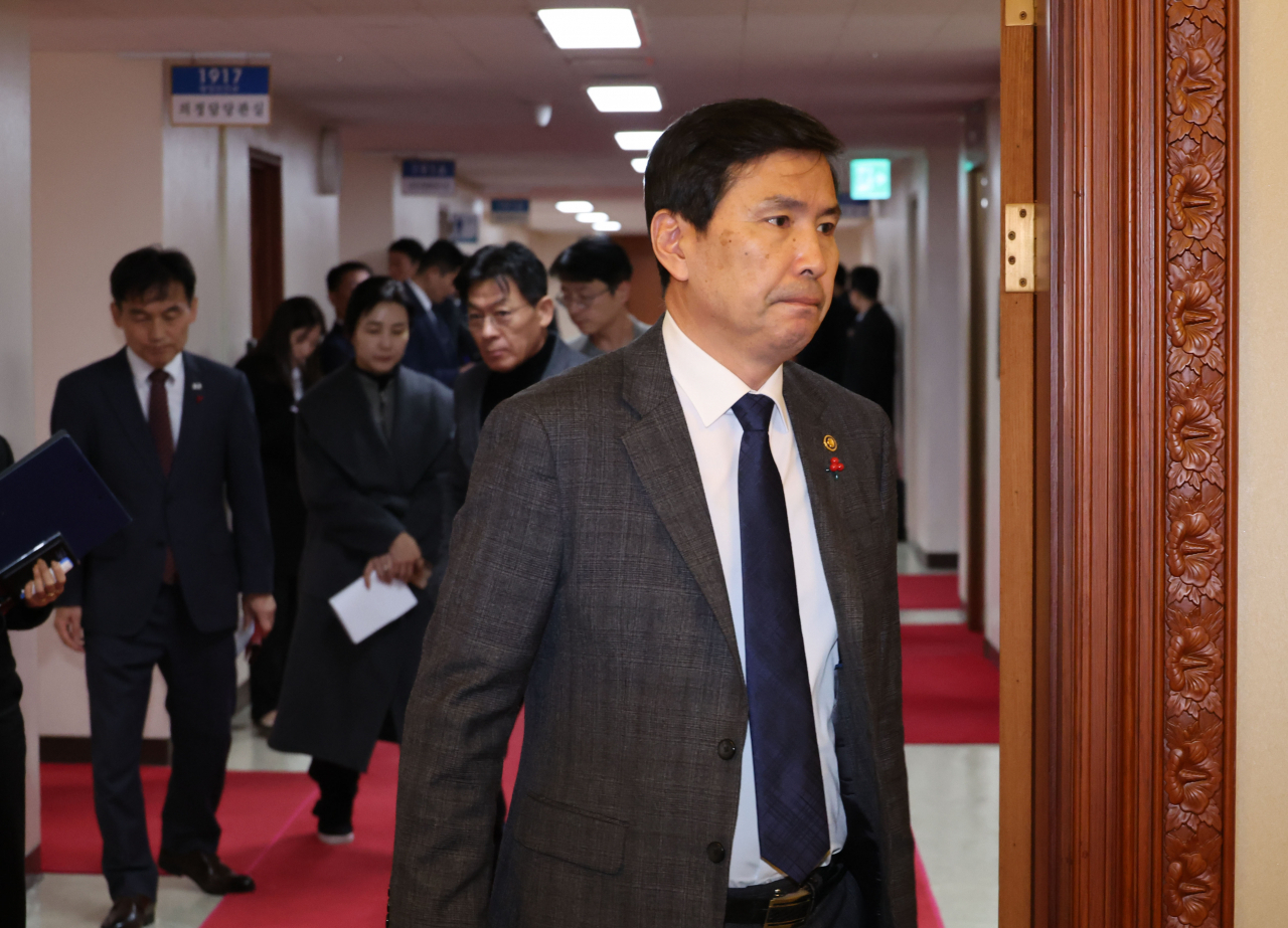 Acting Defense Minister Kim Seon-ho heads into an extraordinary Cabinet meeting held at Seoul Government Complex on Dec. 14. (Yonhap)