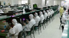 중국 하청업체들 "미국으로 아이폰 생산 기지 이전 없을 것"
