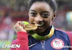 [리우올림픽] ‘기계체조 여제’ 바일스, 여자 마루 금메달로 올림픽 4관왕