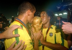 [레전드 오브 풋볼] 2002 한일 월드컵 우승을 이끈 브라질 3인방, ‘3R’