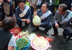 울산 동구청 직원, 전통시장 찾아 합동 장보기