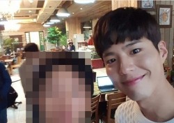 [스낵뉴스] 박보검, 일상서도 ‘훈남미’ 폭발...‘싱쿵’ 미소 작렬