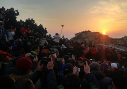 울산 동구, 대왕암 찾은 전국 각지 방문객과 해맞이 행사