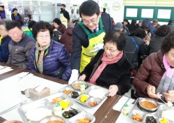 울산농협·고향주부모임, '노인 복지관 배식 봉사'