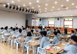 한국동서발전 신입사원 54명, 요양원 봉사 ‘구슬땀’