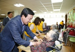 박천동 울산 북구청장, '요양원 어르신에 카네이션 달아드리기'