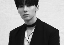 황민현 그렇게 울더니…꽃길 넘어 형광길 예약? 돋보이는 미모부심