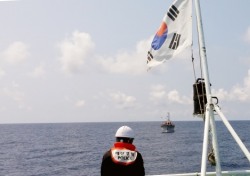 동해해경 독도해상서 선원 8명탄 표류선박 예인중