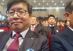 송기섭만? 복기왕-염태영 시장 셀카에도 등장한 문재인 대통령…‘친근’