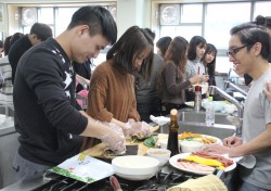 영남이공대, 유학생 대상 한국 음식 만들기 행사 열어