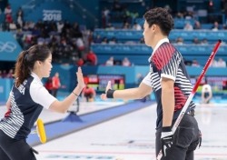 [컬링] 믹스더블 장혜지-이기정, 올림픽 첫 경기 승리