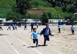 [포토뉴스]만국기 아래 펼쳐진 초등학교 봄 운동회