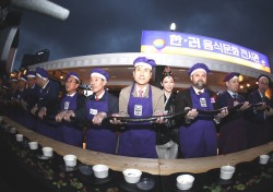 [포토뉴스]10m 김밥들어보이는  한·러지방협력 포럼 관계자들