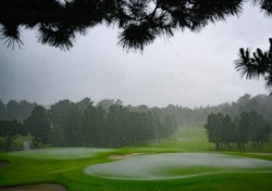 일본 남녀 골프대회 폭우로 울상