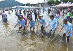 제21회 봉화은어축제 개막...은어 반두잡이 체험하는 이철우 경북지사