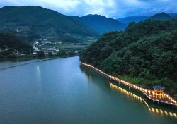 소백산과 배점저수지의 어루러진 풍광…영주 ‘죽계구곡 데크길’ 야간 조명 눈에 띄네