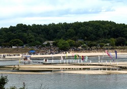 [포토뉴스]3년만에 찾아온 영주 무섬 외나무다리 축제…전통 상여 행렬 재현