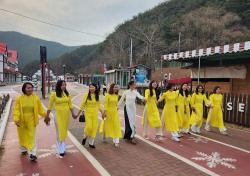 경북 봉화산골마을에 나타난 베트남 전통의상 ‘아오자이’ …새봄이 오려나