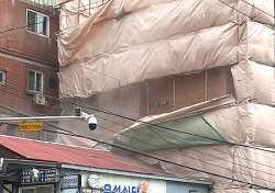 우당 탕탕탕 전쟁 난 줄 알았어요 …건축물 해체 현장 낙하물로 식당 지붕 뚫려 빗물 ‘줄줄’