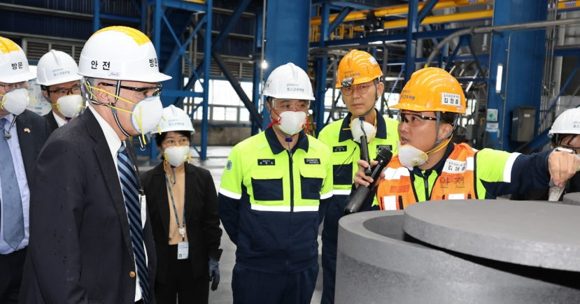 US ambassador discusses battery supply chain at Posco Future M plant