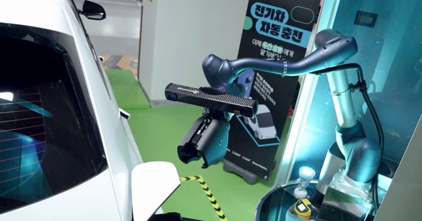 Doosan, LG team up to debut EV charging robot