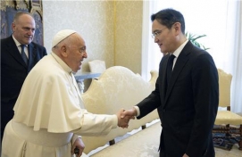 Samsung chief returns from Europe after meeting with Pope, business leaders