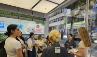 [From the Scene] Olive Young’s docent tour wows K-beauty enthusiasts