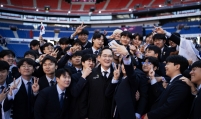 Samsung chief travels to France to encourage young talents