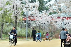 [Weekender] Seoul Forest: A grassy woodland with waterfront views
