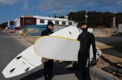 [Weekender] Beaches attract seasoned surfers with relentless, uncrowded waves