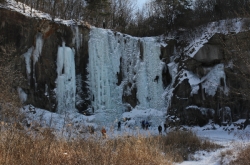 [Weekender] Ice climbing in Korea scales new heights