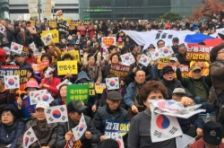 Park loyalists stage counter-protest