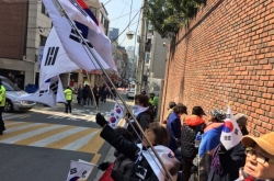 [From the Scene] Die-hard loyalists guard Park’s home