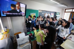 [2018 Inter-Korean summit]  South Koreans emotional after witnessing historic Moon-Kim meeting