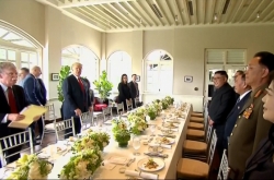 [US-NK Summit] Trump, Kim chat over lunch of beef short ribs