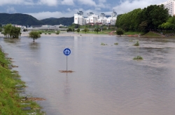 Heavy rain pounds Korea as Typhoon Prapiroon closes in