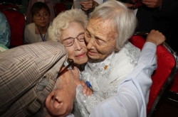 [Photo News] War-separated families meet in rare, emotional reunion