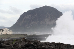 Typhoon Soulik nears Korea, to pass through Seoul Friday