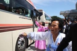 [Photo News] Families bid tearful farewell after promising to see each other soon