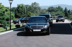 Moon Jae-in, Kim Jong-un share Benz ride in Pyongyang