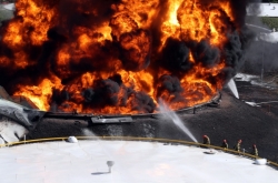 Huge oil tank blaze in Goyang releases toxic fumes