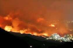 [Breaking] Firefighters  battle Gangwon mountain fires