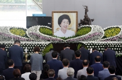 Partisanship pauses for Lee Hee-ho’s funeral