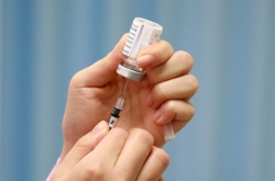 Over 70% of S. Koreans willing to receive COVID-19 vaccine shots: poll