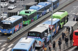 Seoul to reduce public transport, expand testing as COVID-19 cases reach new high